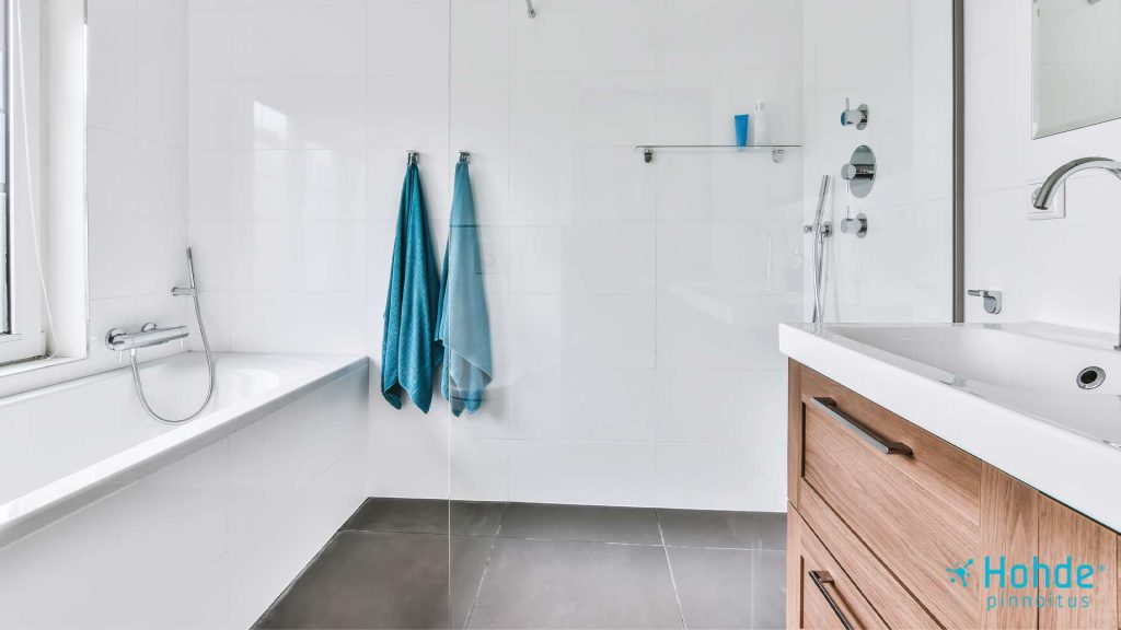 Kylpyhuone, jonka laattapinnoille on tehty hohdepinnoitus