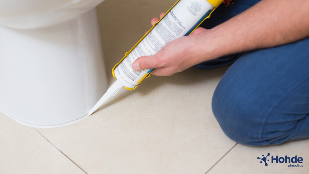 Silikonisaumojen asennus vessanpytyn ympärille