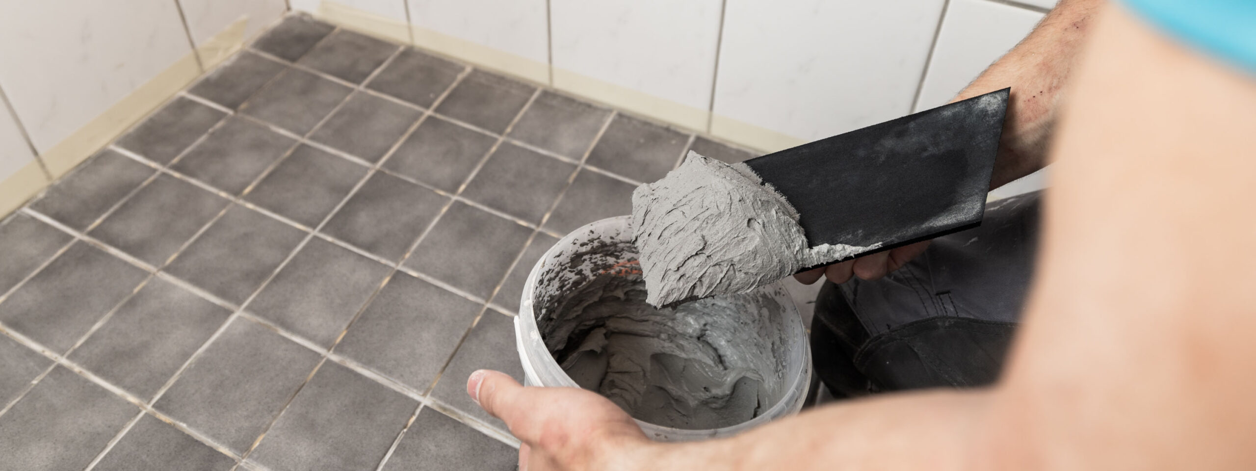 Laattojen saumaus uudelleen – Kylpyhuoneen ilmeen uudistus